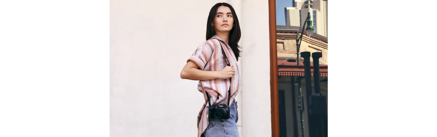 Canon illustrates handheld use of the EOS R10.