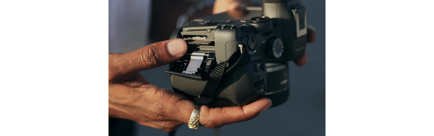 The EOS R7 provides two SD card slots.