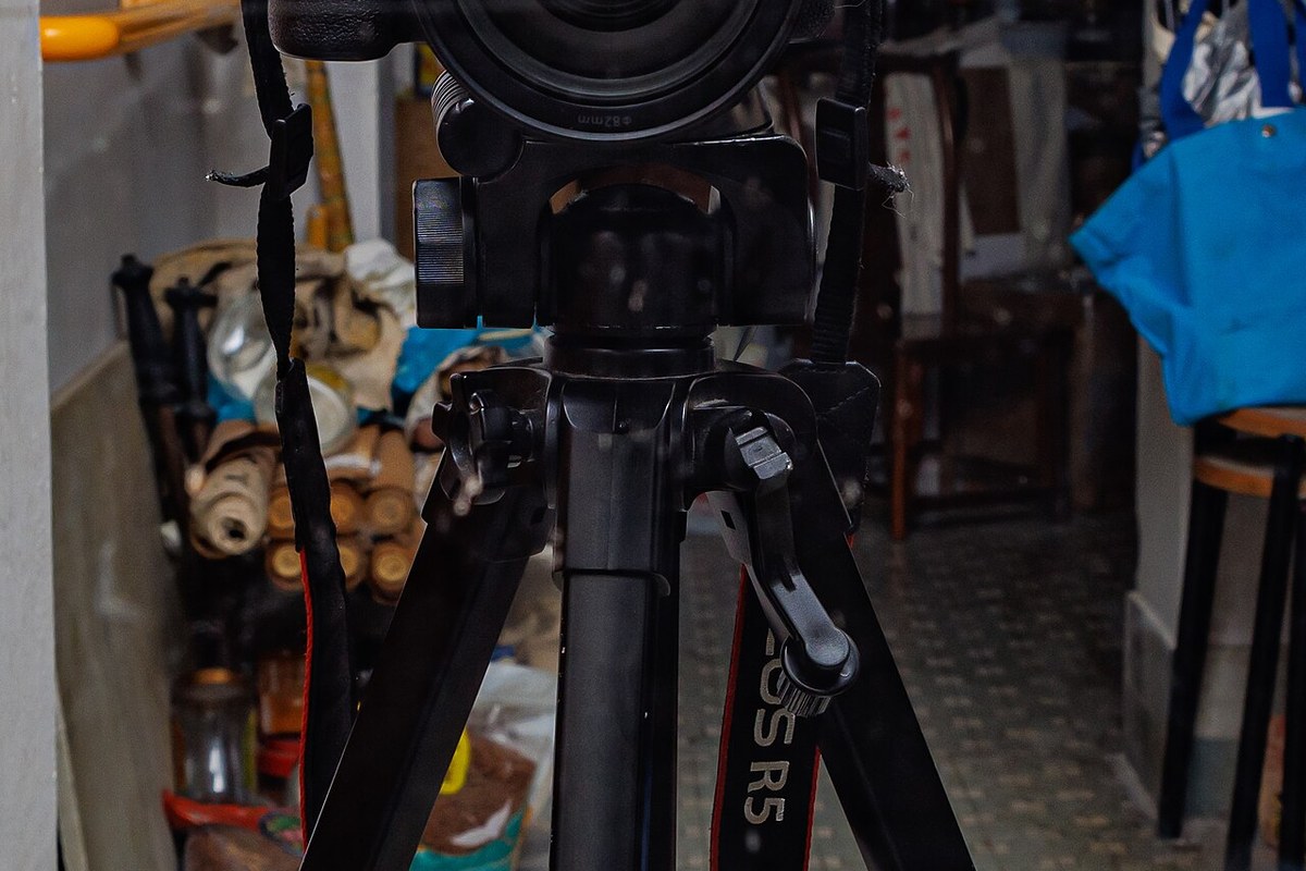 Canon RF 24-70mm F2.8L — detail crop from the cited public reference image.