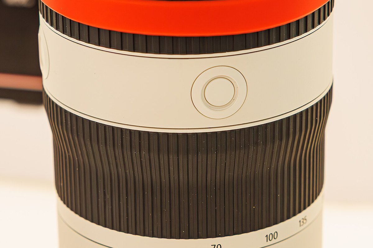 Canon RF 70-200mm F2.8L — detail crop from the cited public reference image.