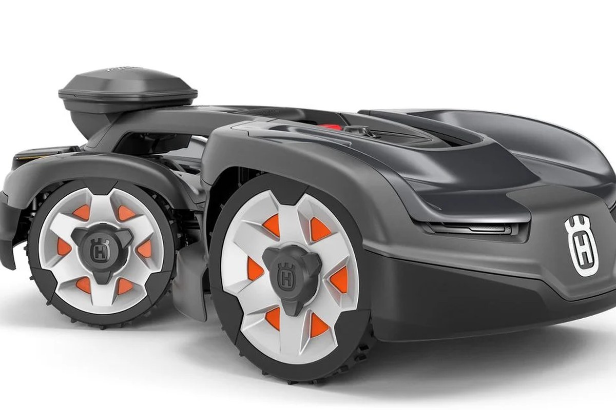 Husqvarna Automower 435 iQ AWD — detail crop from the cited public reference image.