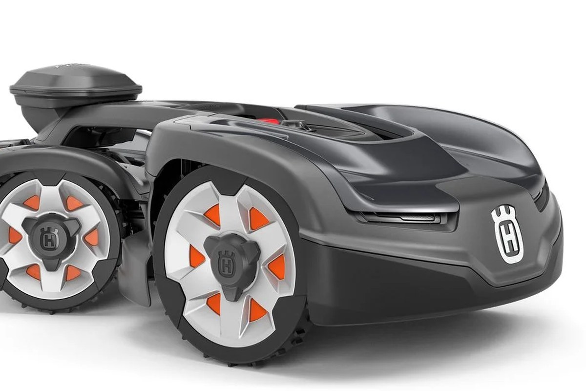 Husqvarna Automower 435 iQ AWD — detail crop from the cited public reference image.