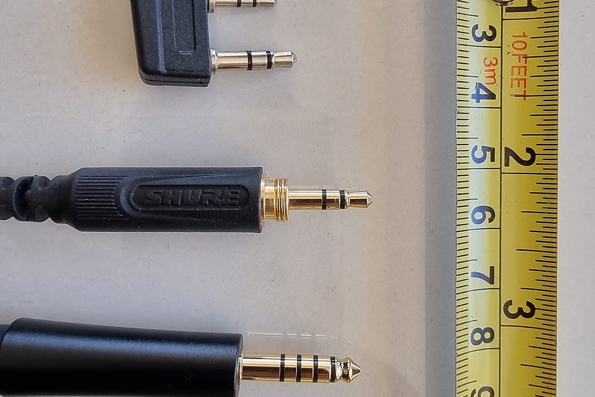 Shure SRH1540 — detail crop from the cited public reference image.