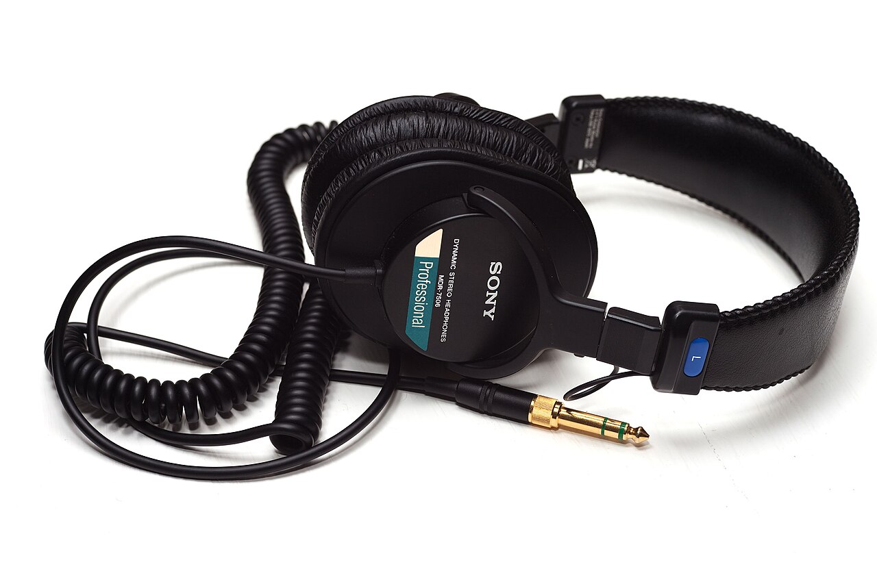 Sony MDR-7506 — manufacturer product photograph