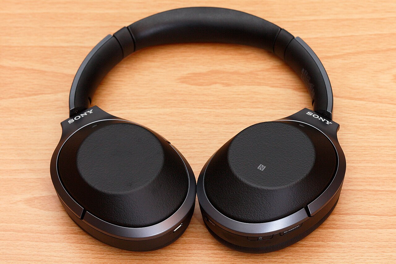 Sony WH-1000XM2 — manufacturer product photograph